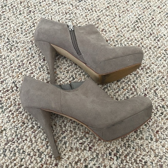 Marc Fisher 4” Heeled Gray Suede Booties. Size 8 - Picture 4 of 6